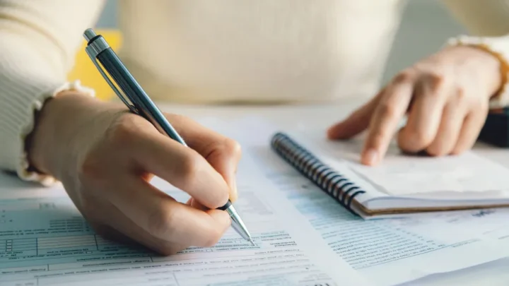 Rozliczanie podatku VAT w UK – kto musi się zarejestrować i jakie są stawki?